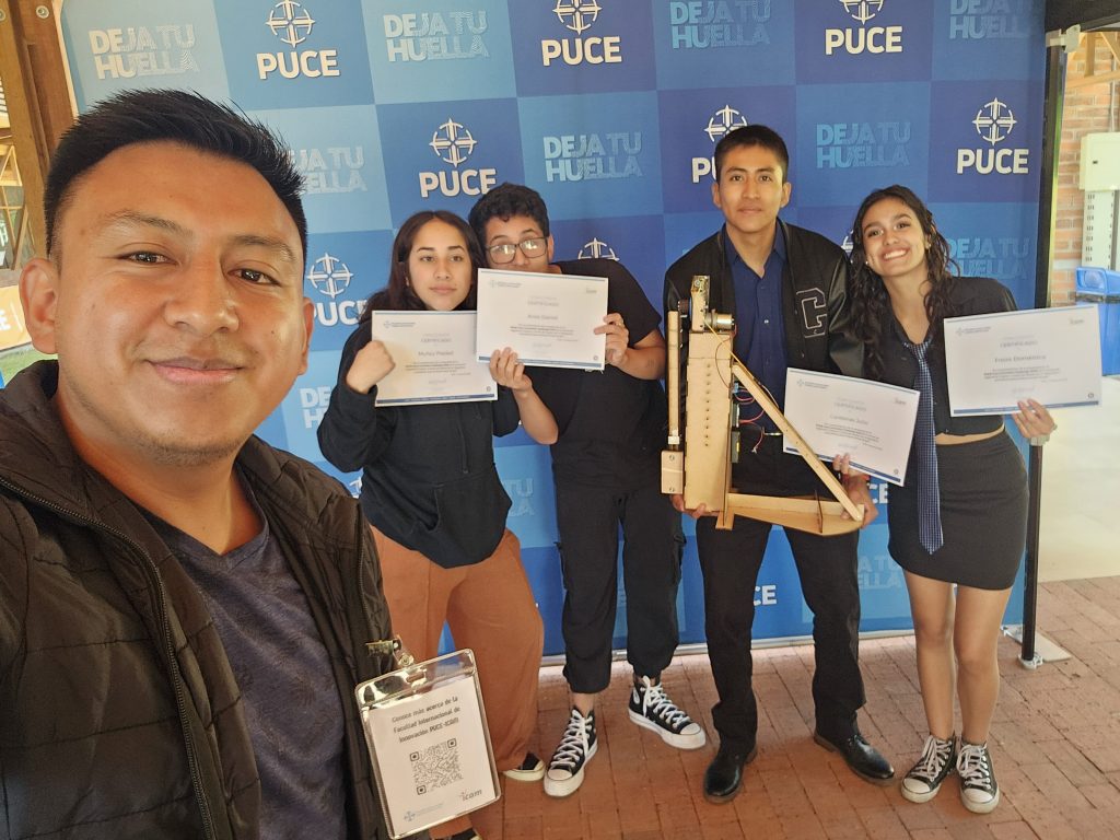 Liceo Naval de Quito: Concurso de Física organizado por la Pontificia Universidad Católica del Ecuador (PUCE).